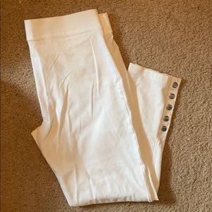 Express cropped white legging! With buttons